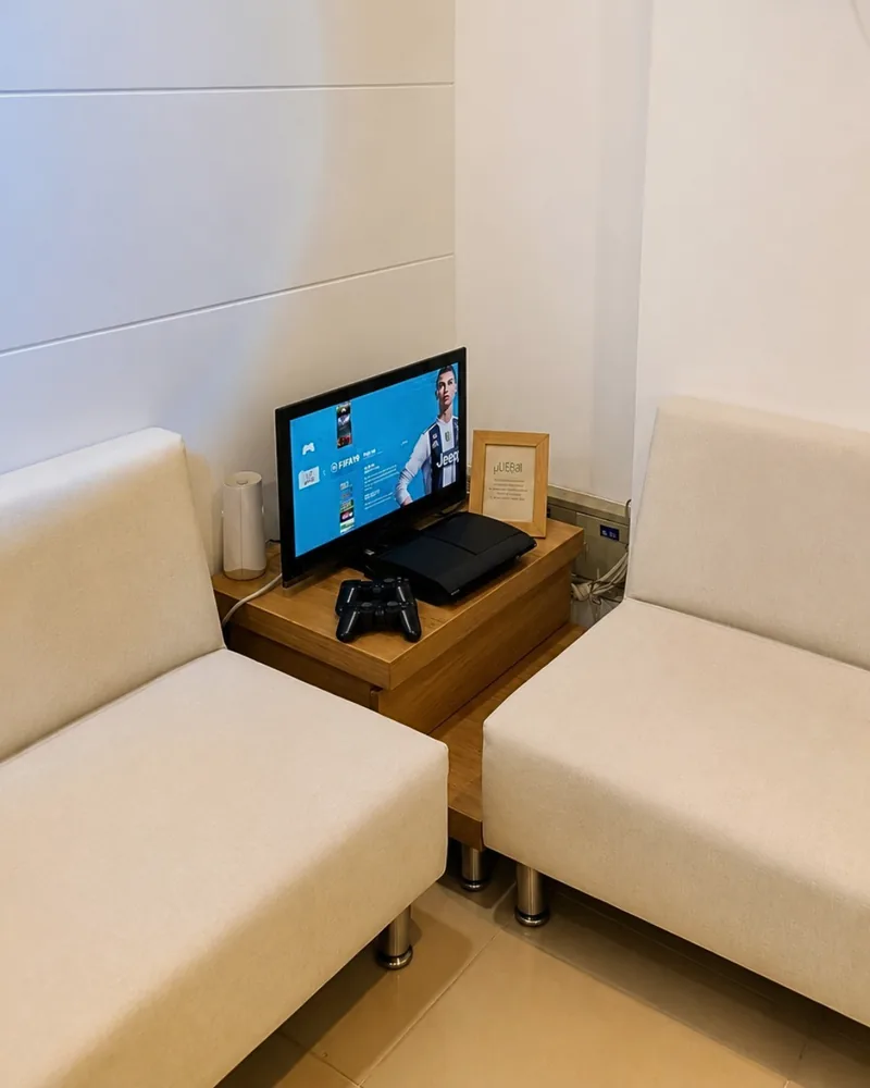 Sala de espera con PlayStation en Clínica Menta